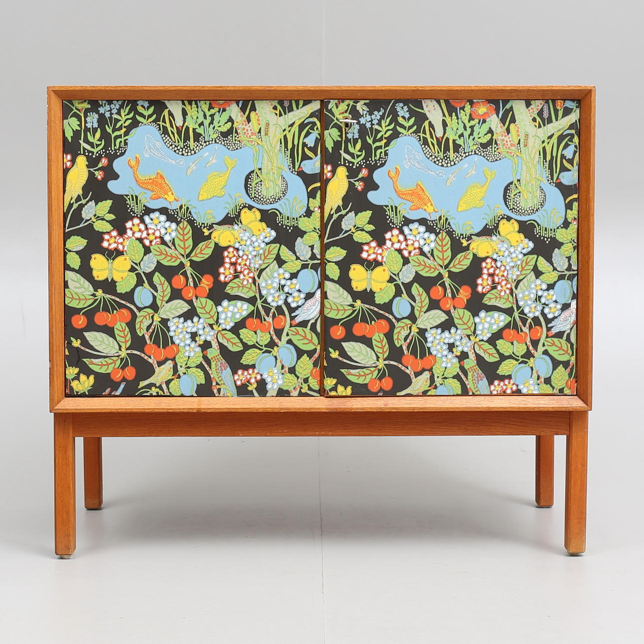 SKÅP, tapetserat med "Paradiset", Firma Svenskt Tenn.