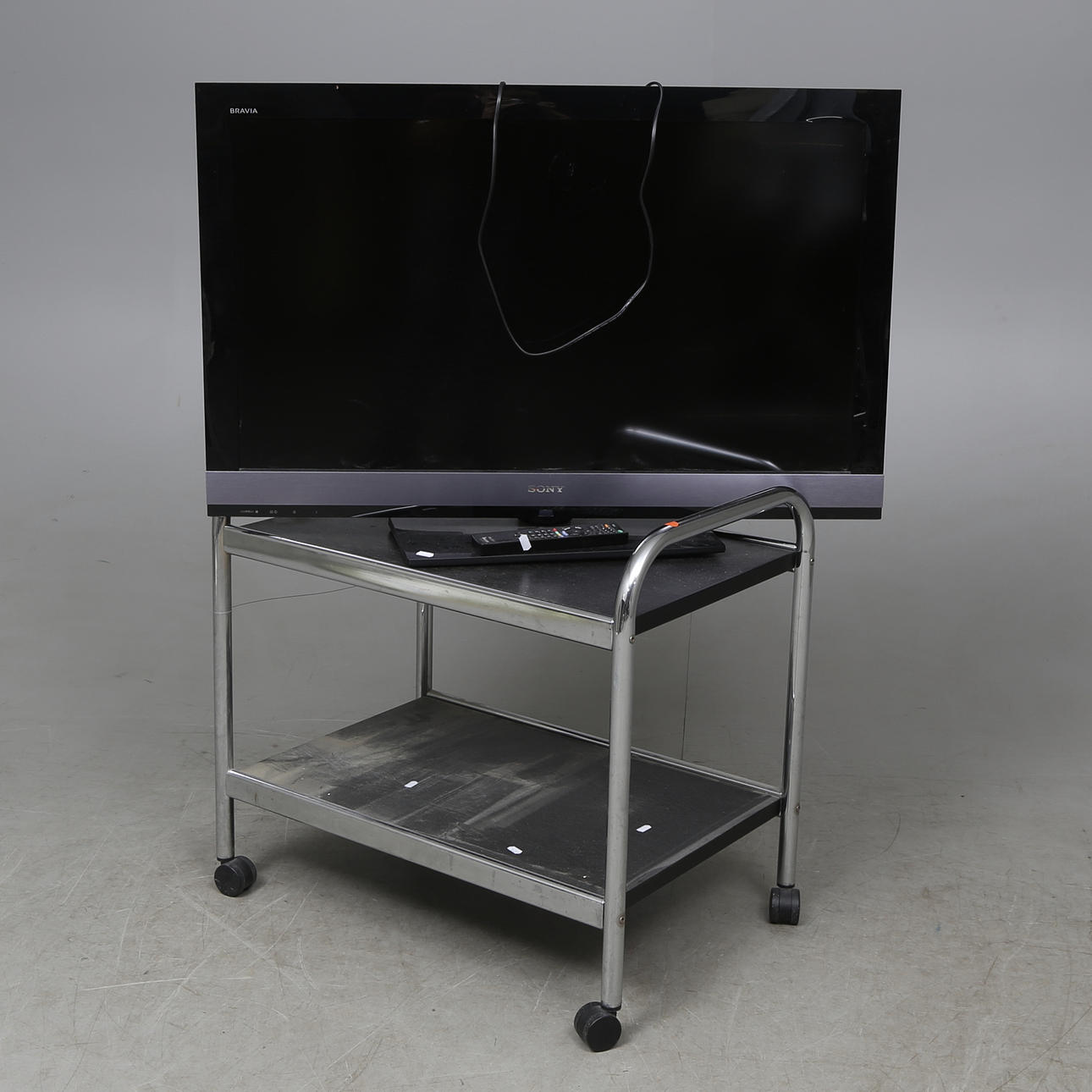 TV, Sony Bravia 40" samt SERVERINGSVAGN.