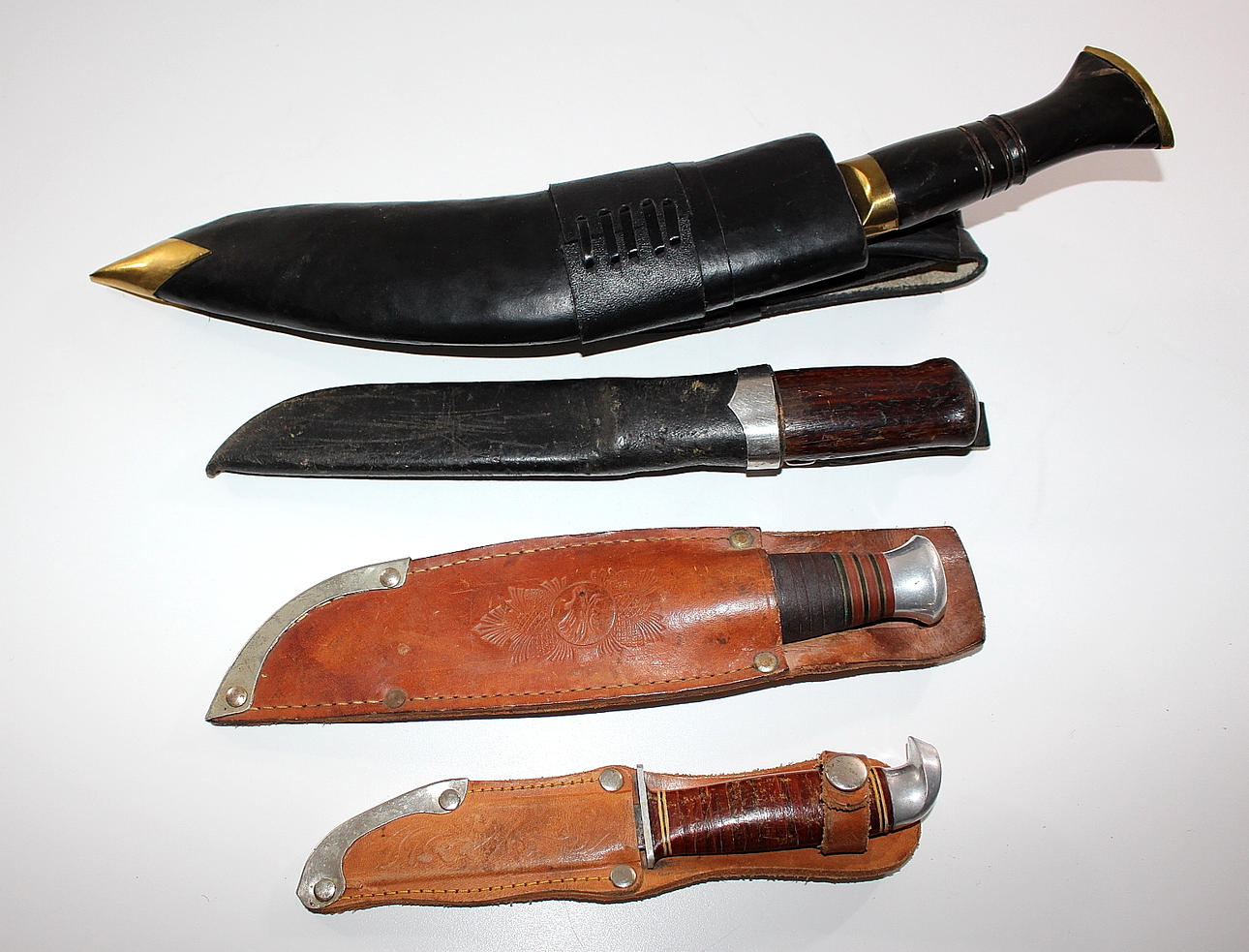 KNIVAR, 4 st, Svensk, Norsk, Finsk och Nepal.