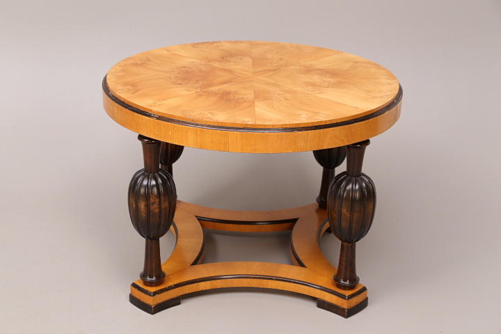 BORD, alrotsfanér, balusterben, mitten av 1900-talet.