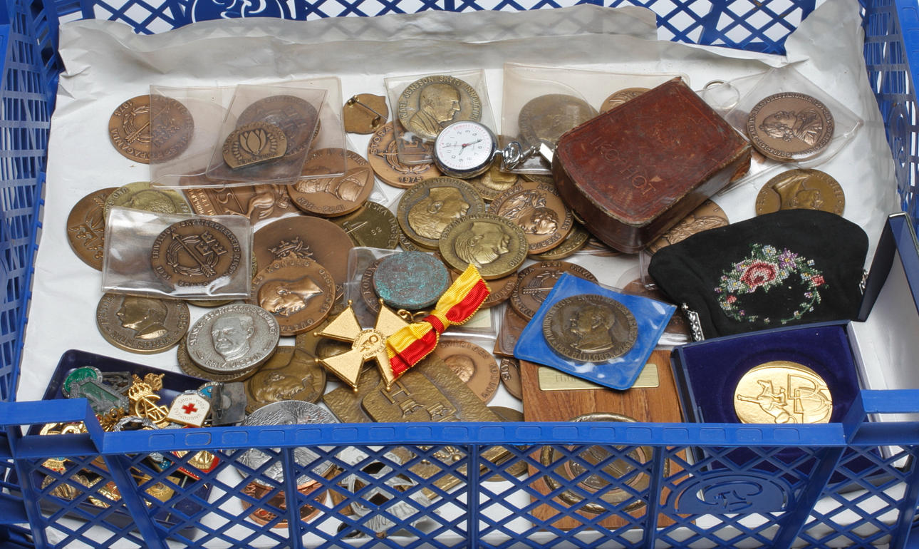 MÄRKEN, NÅLAR, MEDALJER mm.