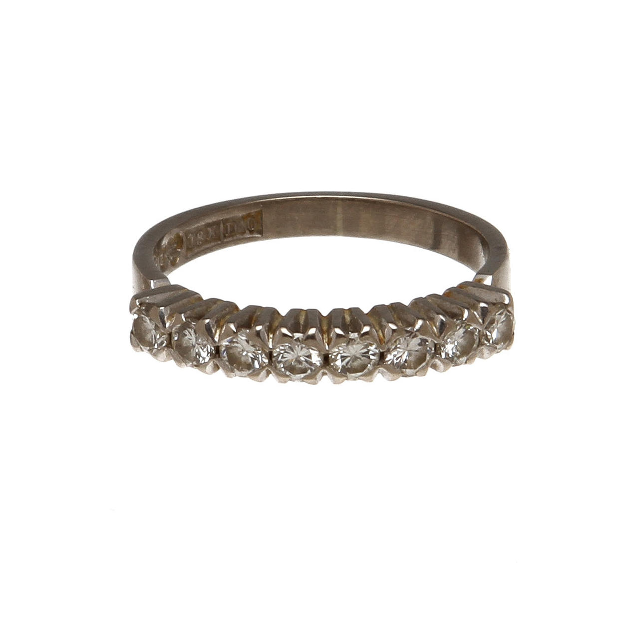 RING, 18 k vitguld med 8 diamanter, totalt 0,55 ct. Vikt 3,2 g.