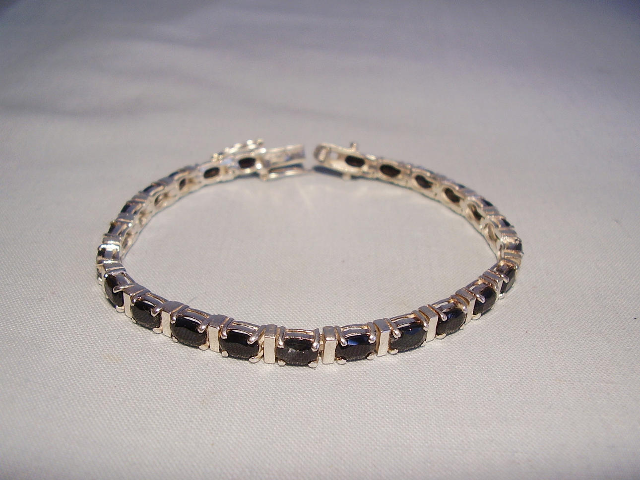 SAFIR RIVIERE ARMBAND. Silver 925 safirer 14,40 ct.