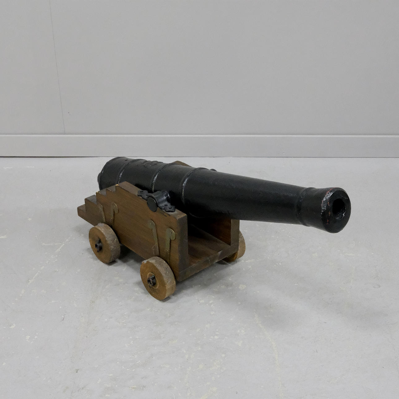 SALUTE CANNON. 20TH CENTURY.