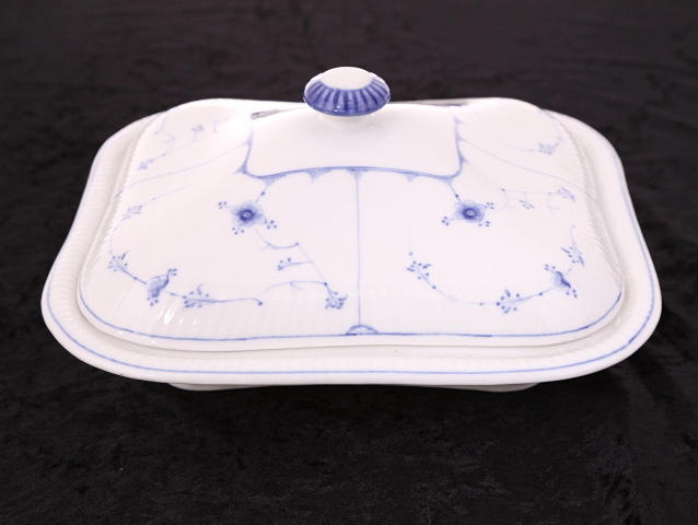 SKÅL MED LÅG, porcelæn, stempler, blå dekor.