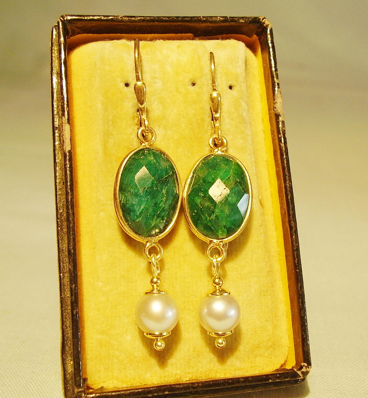 ÖRHÄNGEN MED NATURLIGA SMARAGDER OCH ÄKTA PÄRLOR.