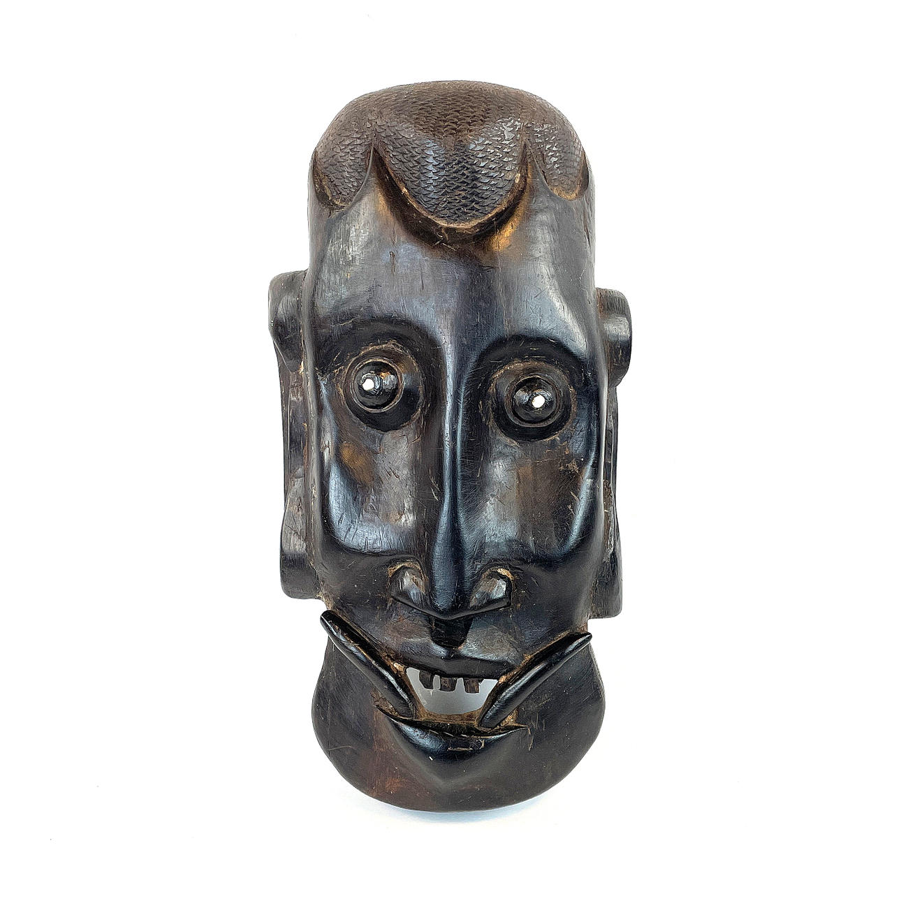 AFRIKKALAINEN NAAMIO puussa.