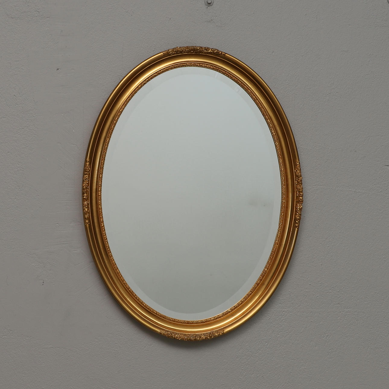 Ein ovaler Spiegel, goldbemaltes Holz, 1900/2000er.