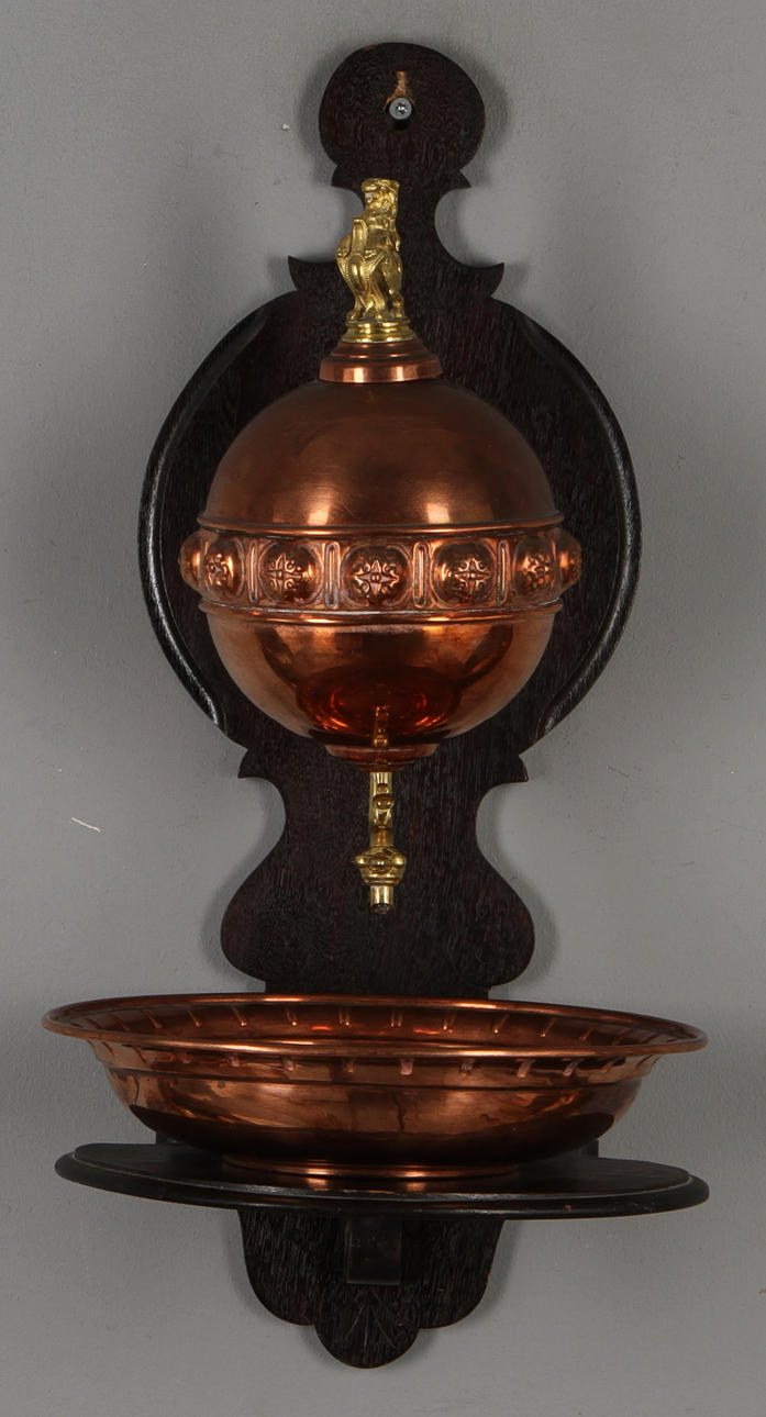 TVÄTTSTÄLL, koppar på träkonsol, 1800-talets slut.