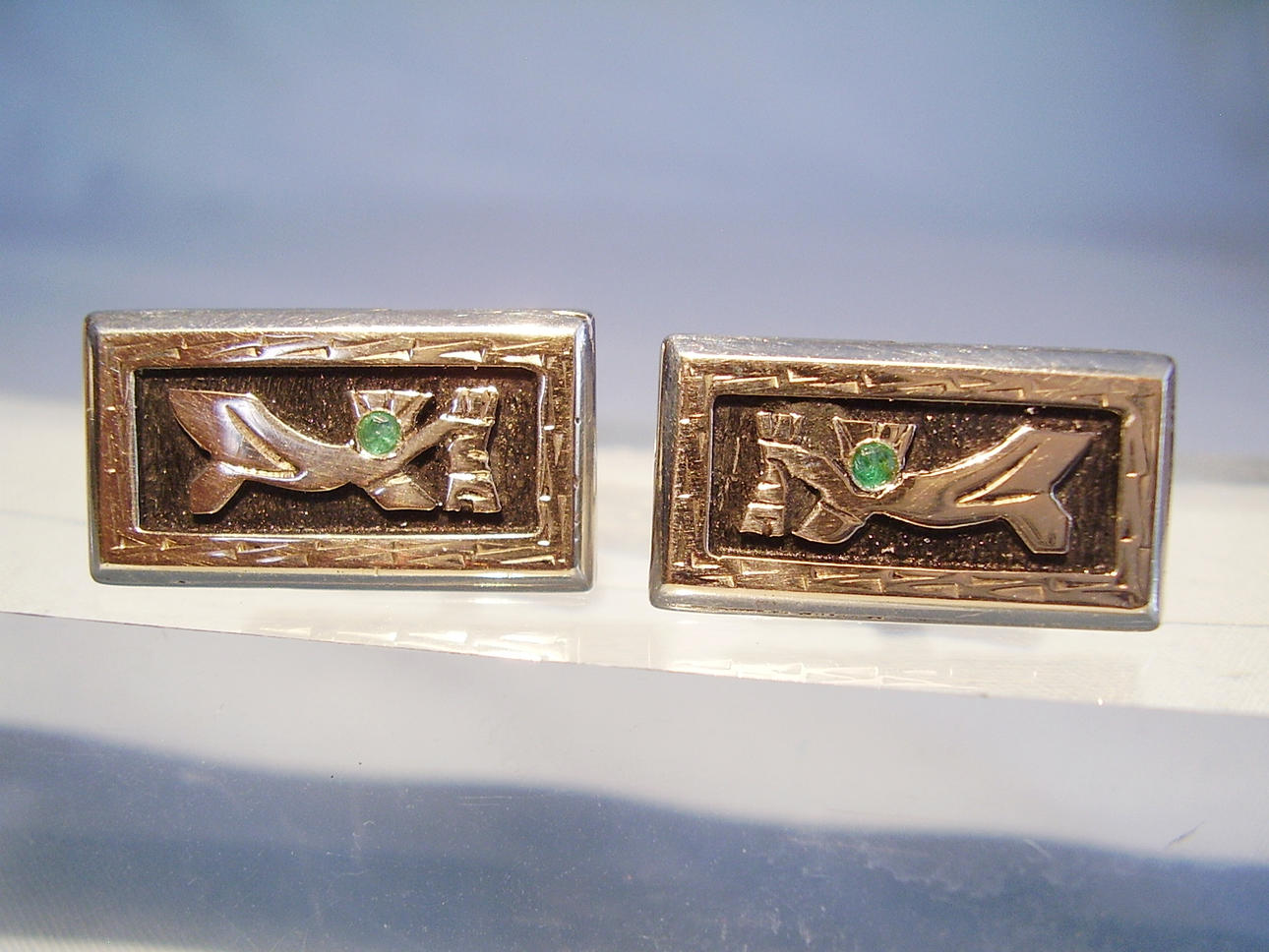 DESIGNER MANSCHETTKNAPPAR MED RIKTIGA SMARAGDER.