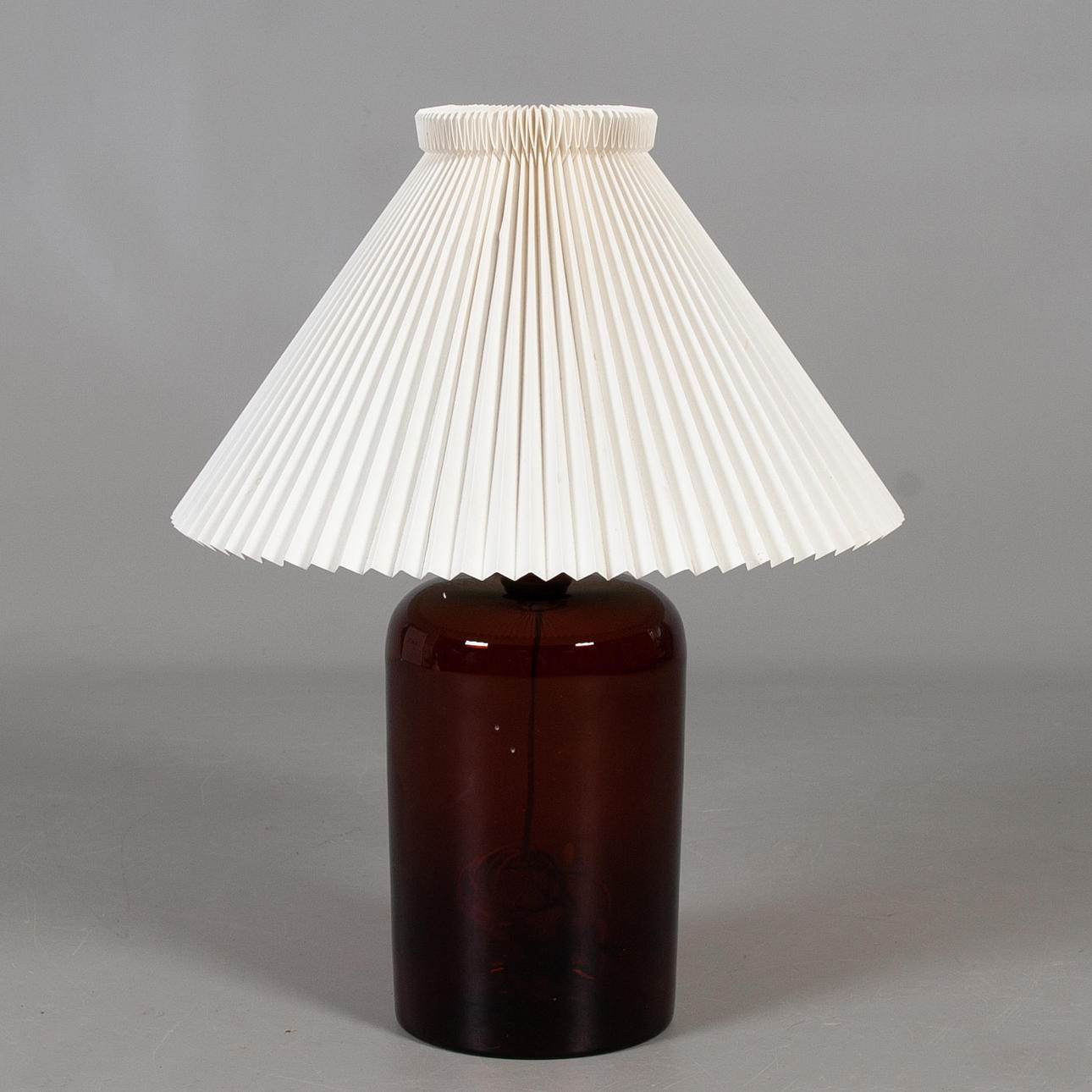 BORDLAMPE. Glas, lampeskærm Le Klint.
