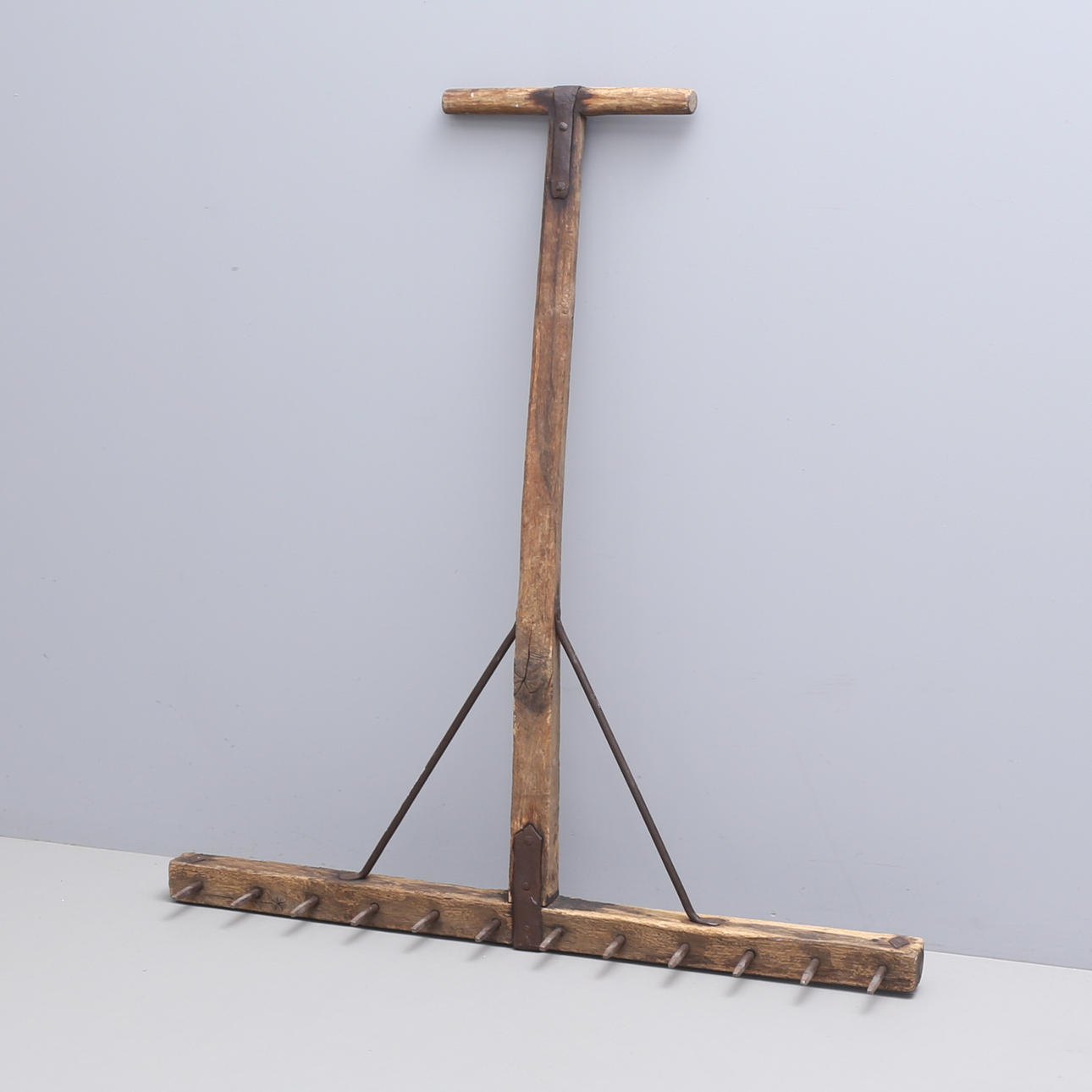 ALLMOGEREDSKAP, gruskratta, 1800/1900-tal.