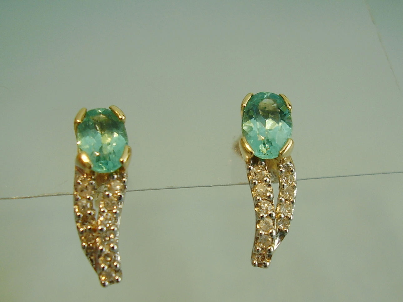 AKVAMARIN — DIAMANT — ÖRONPINNAR. gult guld 585 ädelstenar ca. 1,20 ct.