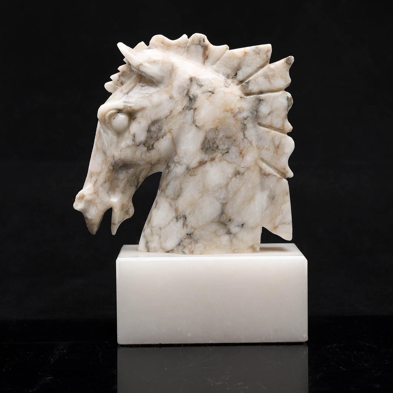 BOKSTÖD, hästhuvud i alabaster.