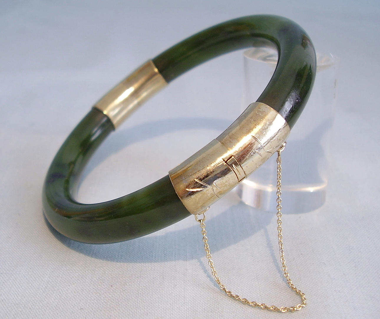 JADE ARMRING. Graverade kläder i 585 gul guldplätering för att öppna.