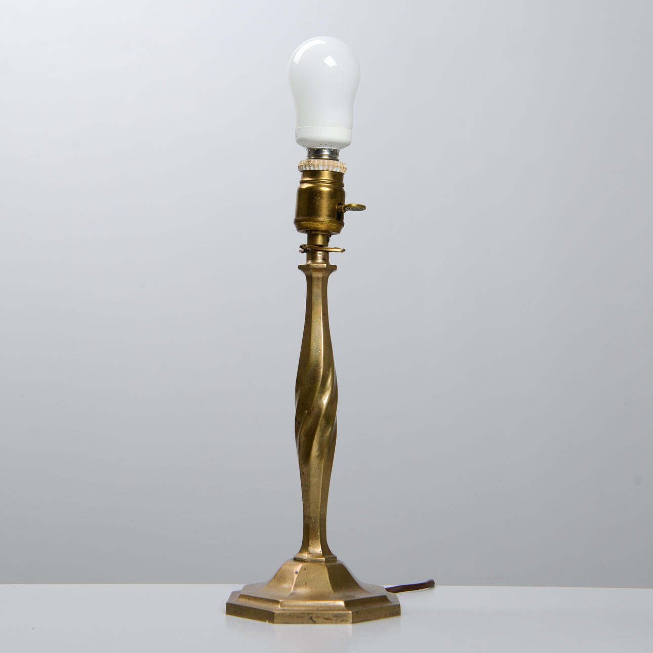 A brass table lamp, 20th century.