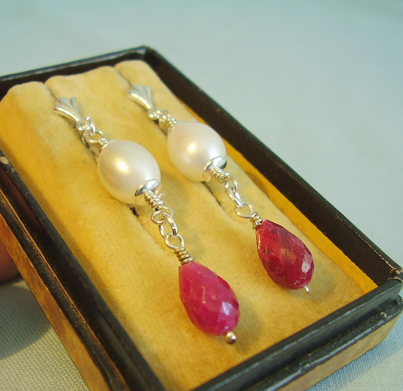 RUBIN PÄRLA ÖRA DUBBAR. silver och rubiner 6,7 ct.