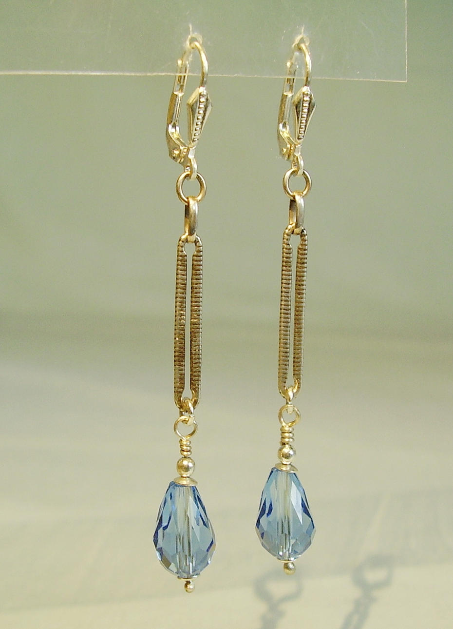 SILVERÖRHÄNGEN. Med ljusblå färgade sten droppar.