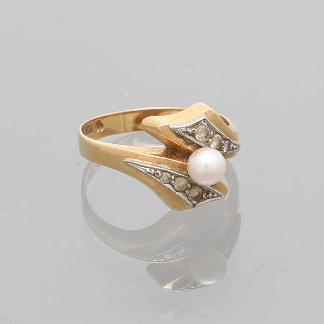 RING, guld 18k, med vita stenar och pärla, GD&CO, 1961, total vikt 3,66 gram.