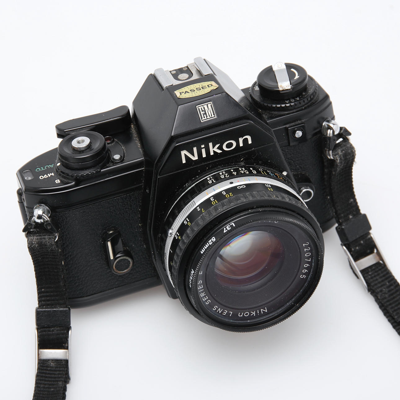 NIKON EM, analog systemkamera med objektiv.