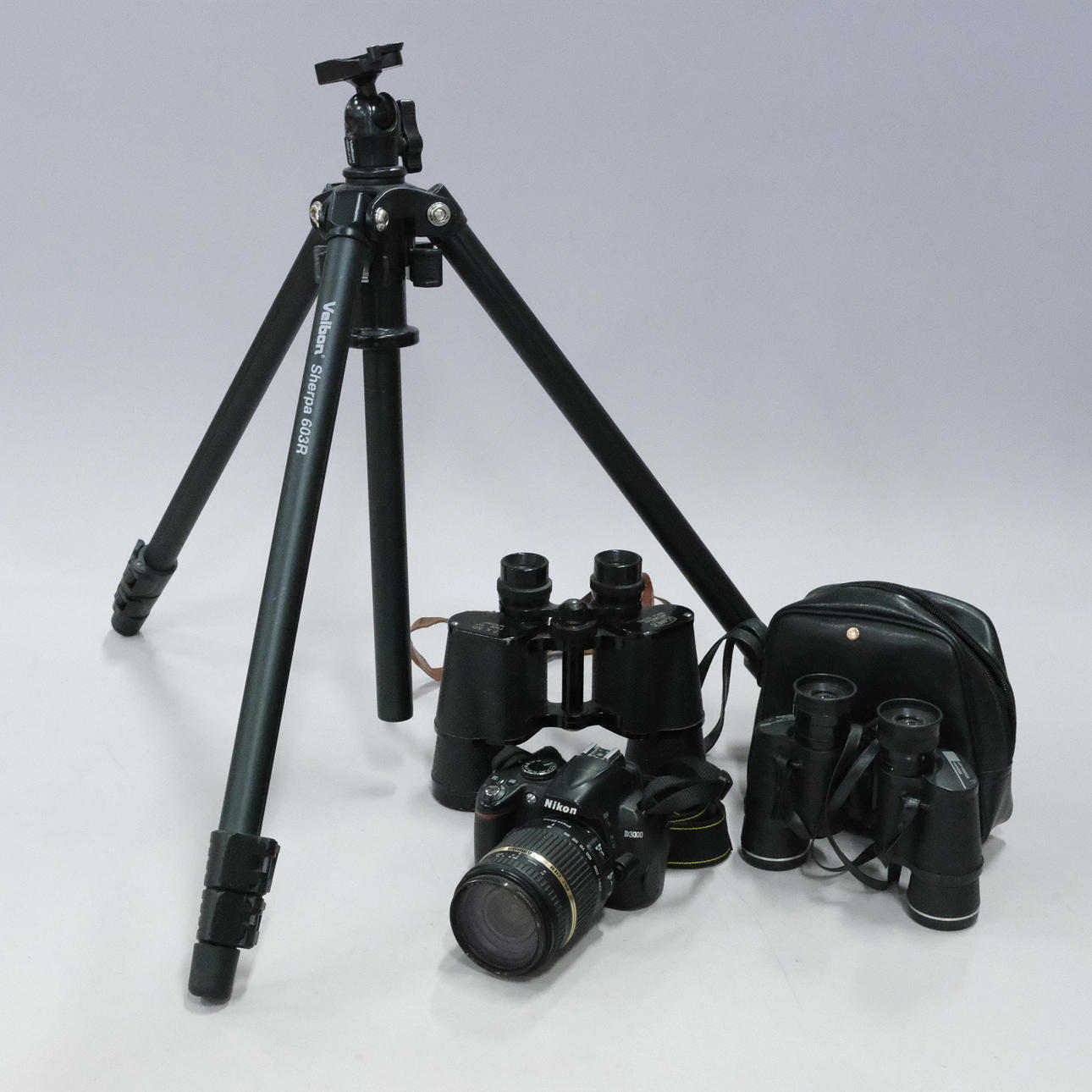 KAMERA, STATIV OG TO KIKKERT.