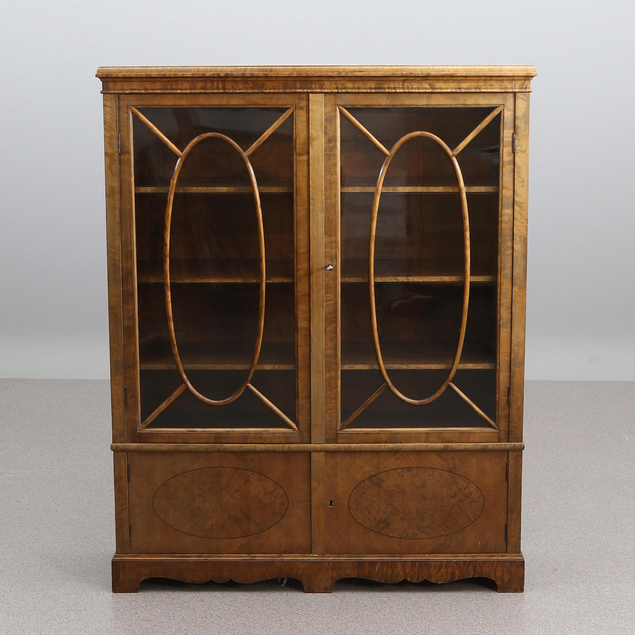 VITRINSKÅP. Björk. 1920/30-tal.