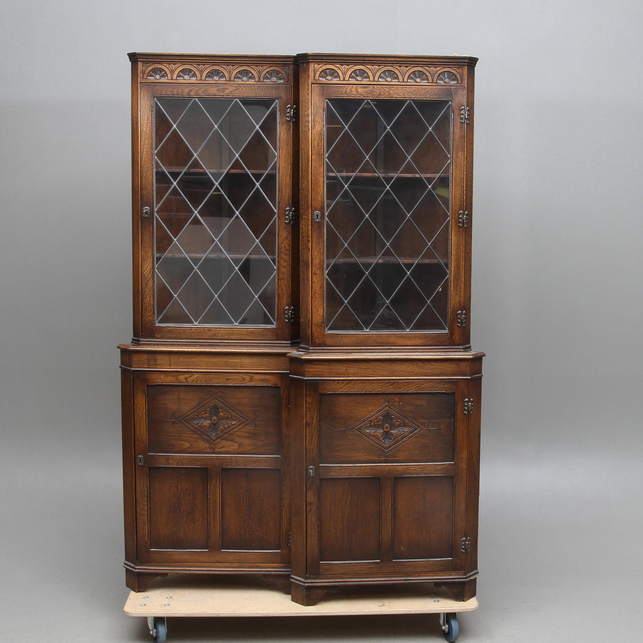 HÖRNVITRINSKÅP, 2 st, engelsk stil, 1900-talets andra hält.