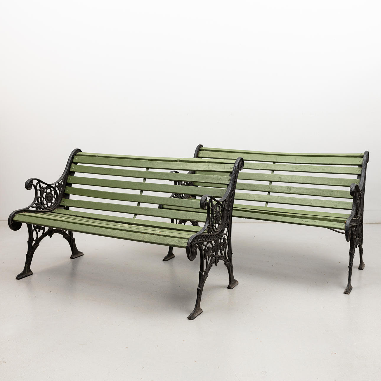 GJUTJÄRNSSOFFOR, ett par, 1900-tal.