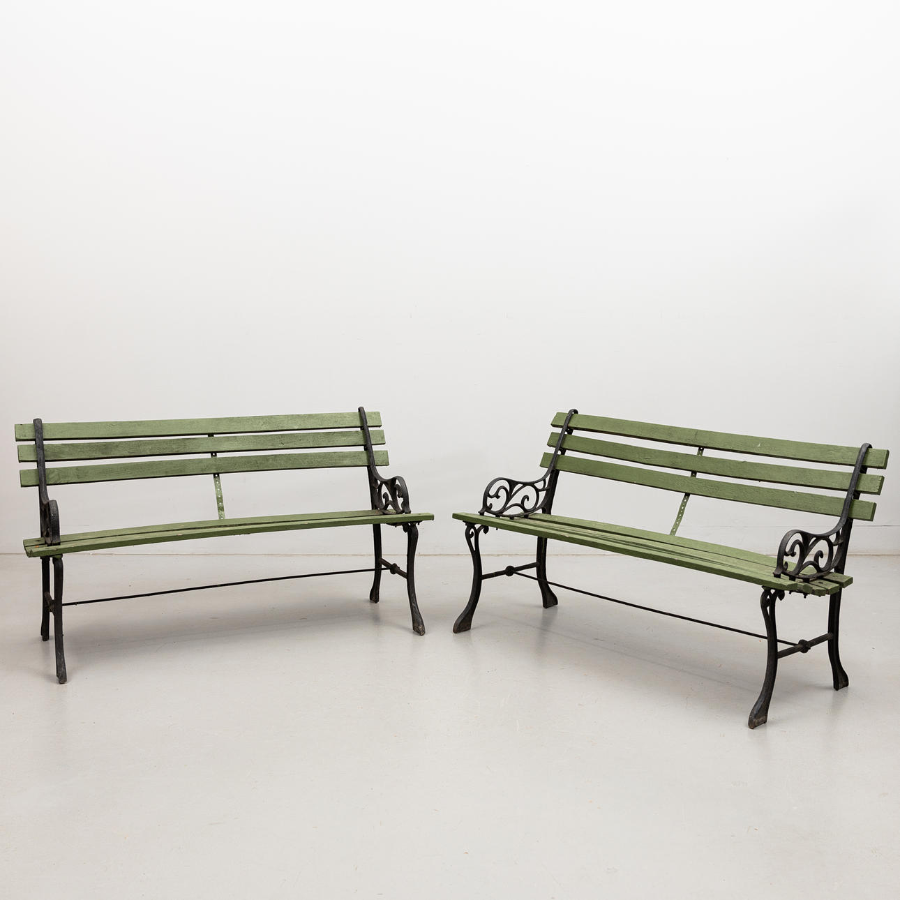 GJUTJÄRNSSOFFOR, ett par, 1900-tal.