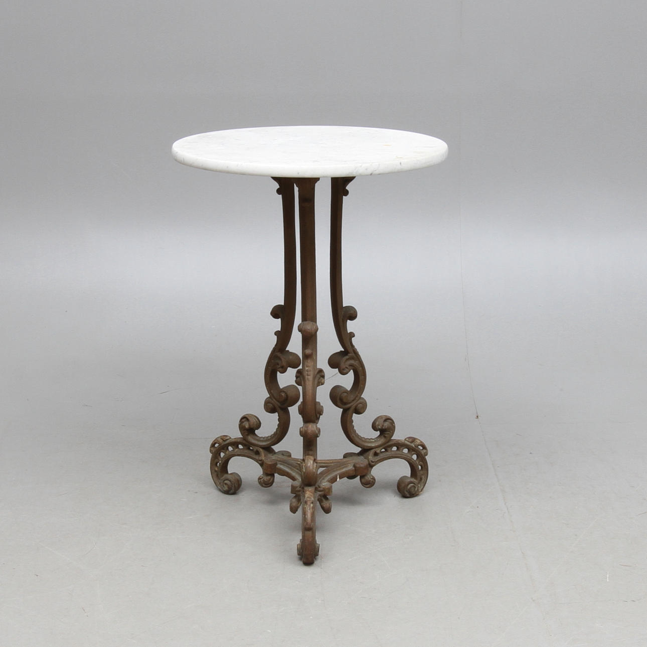 BORD, stenskiva på gjutjärnsunderrede, 18/1900-tal.