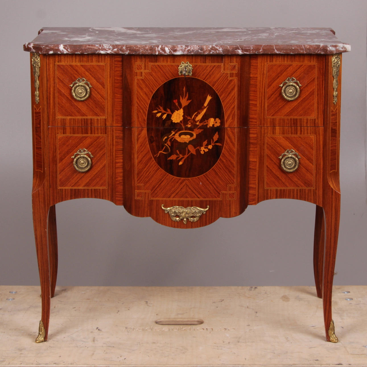 BYRÅ, med stenskiva, Louis XVI-stil, 1900-talets mitt.