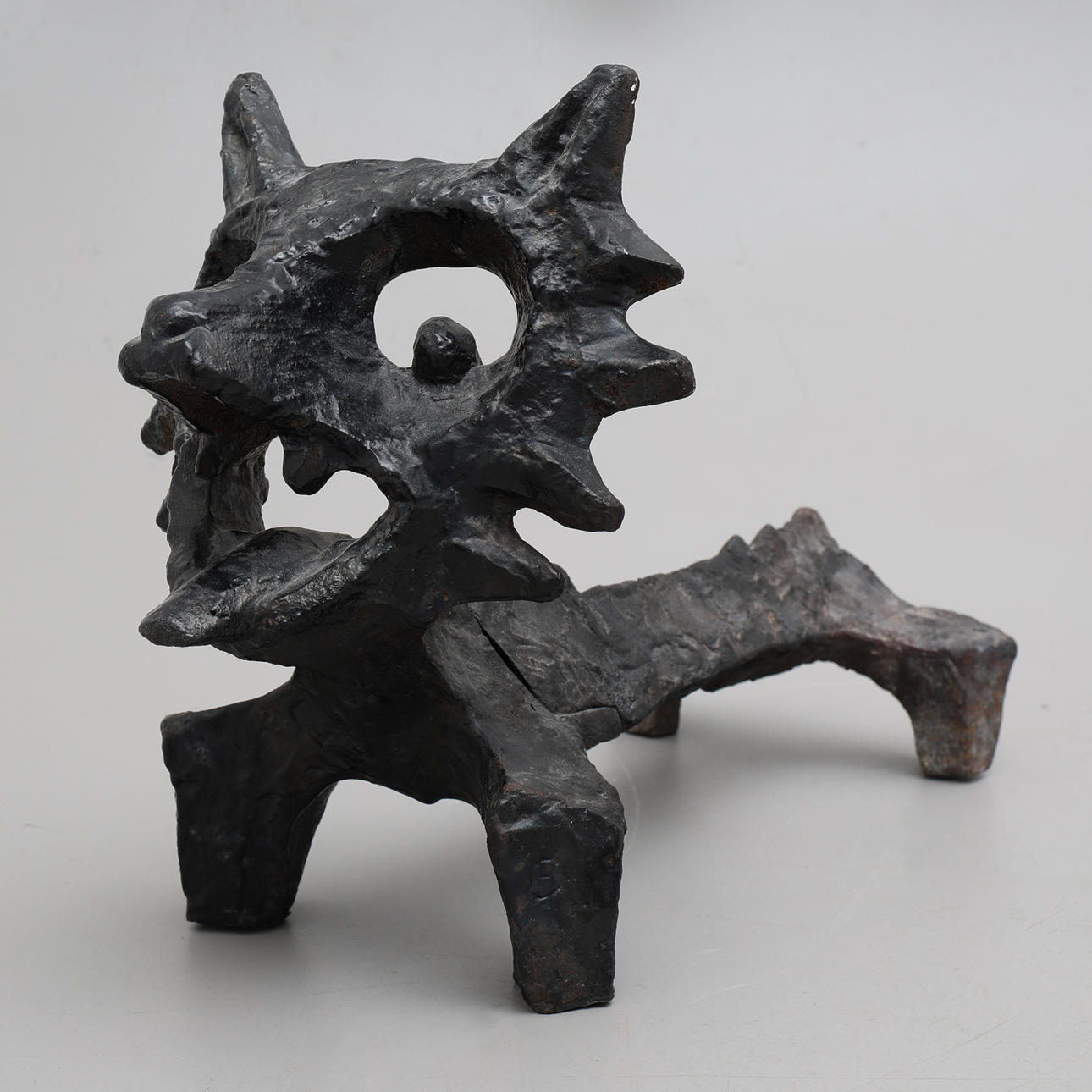 OLLE HERMANSSON. ILDHUND, „RÆVEN“, STØBEJERN.