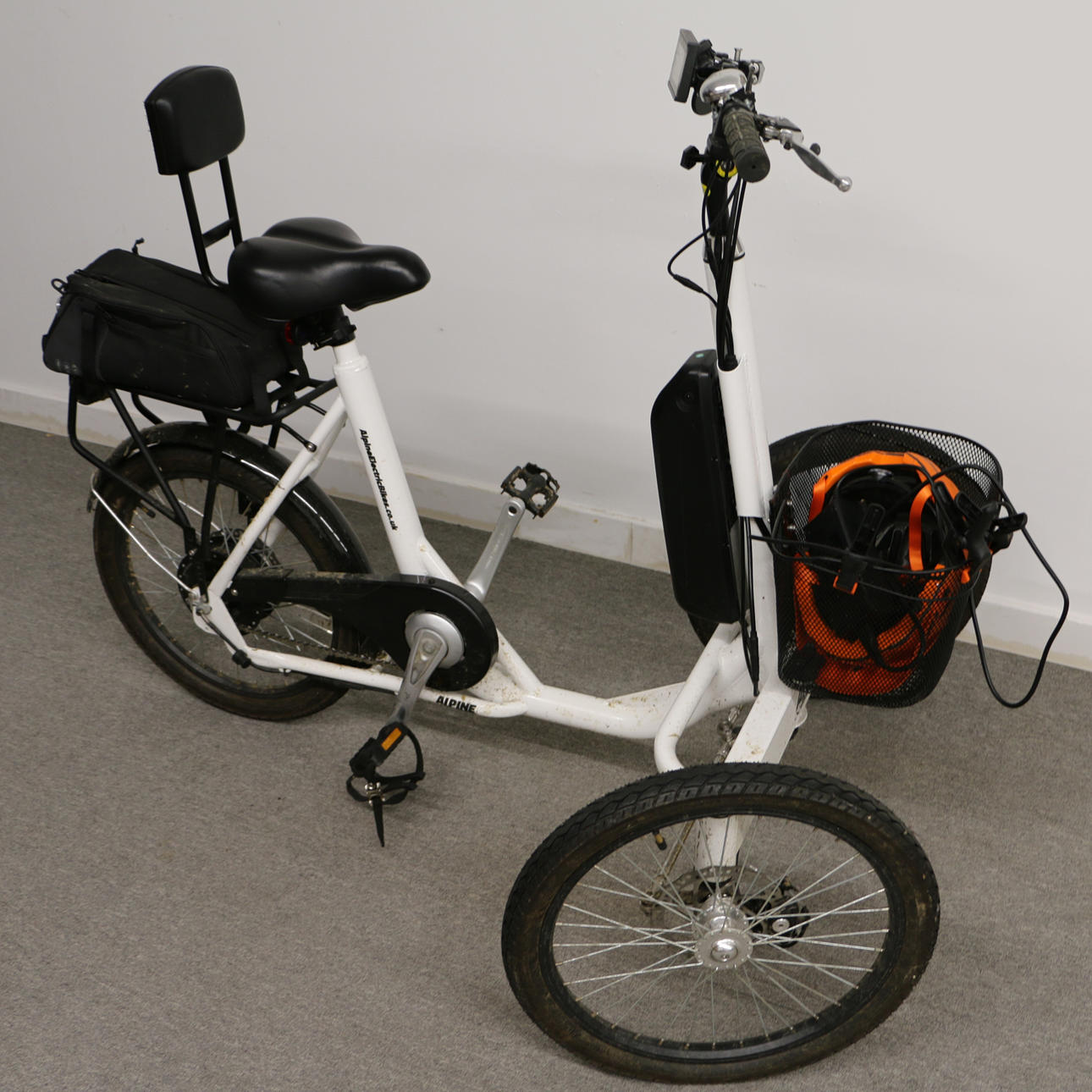 EN ALPIN VOKSEN ELEKTRISK TREHJULING.