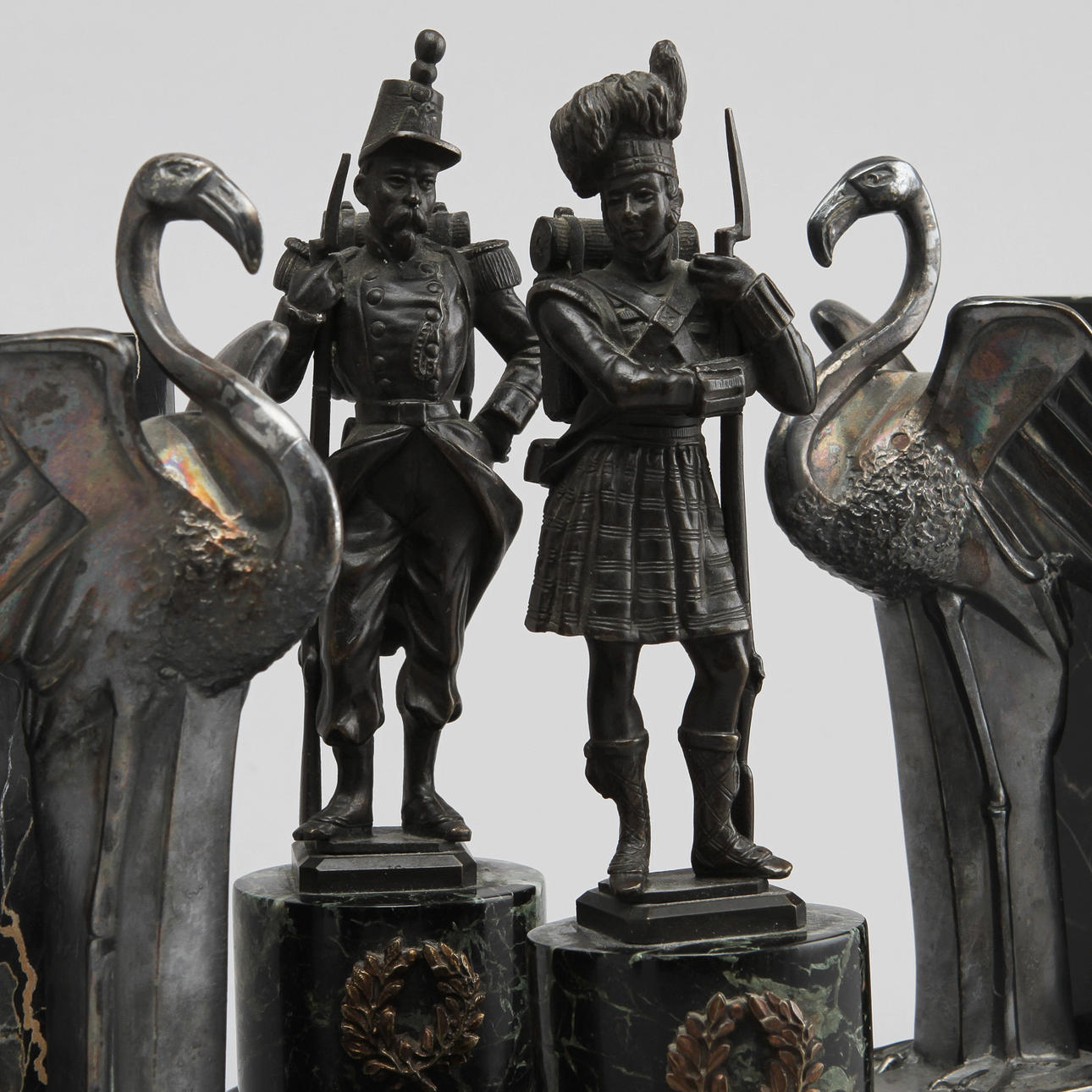 BOKSTÖD och SKULPTURER, 1 par vardera, 1900-tal.