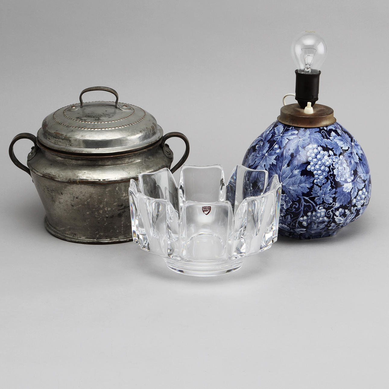 SKÅL, BORDSLAMPA samt LOCKKAROTT.