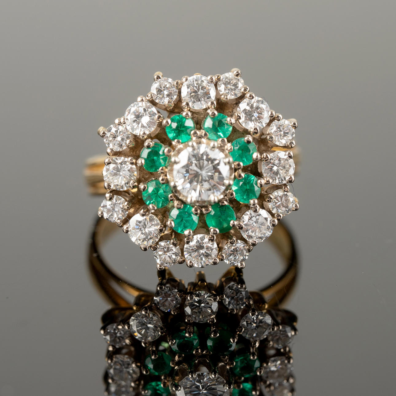 Ring with emeralds and diamonds.