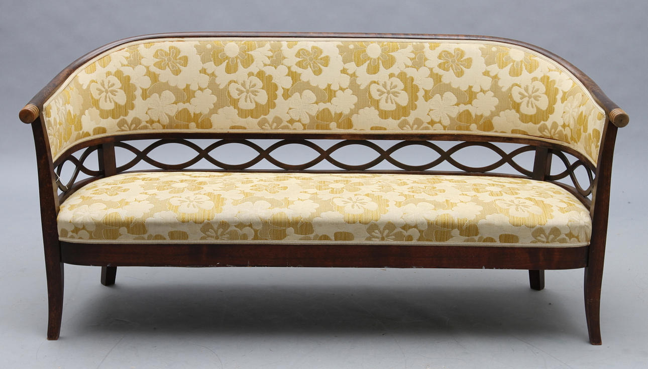 SOFFA, stoppad och genombruten dekor. Gul klädsel.1900-t förra hälft.