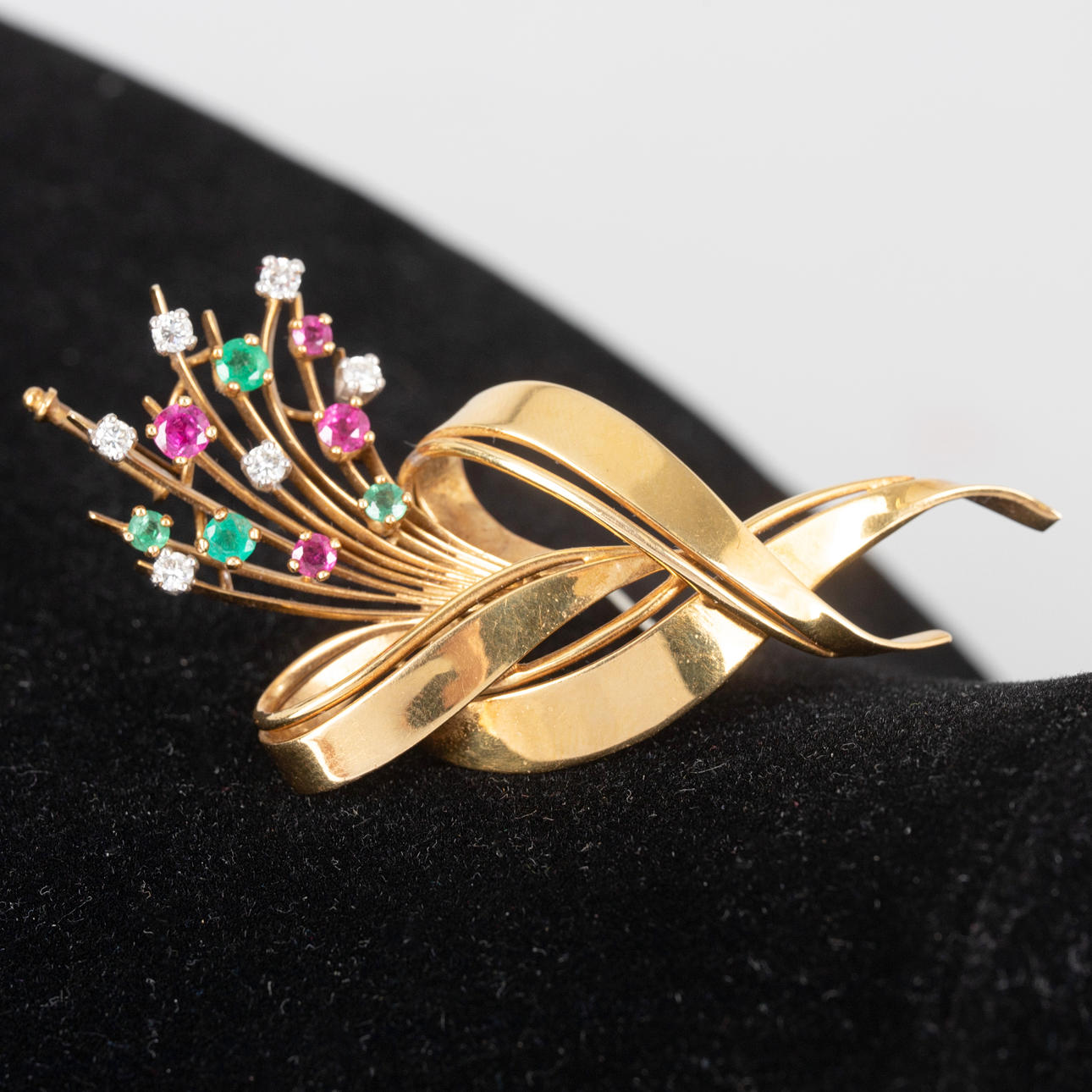 Broche en forma de ramo.