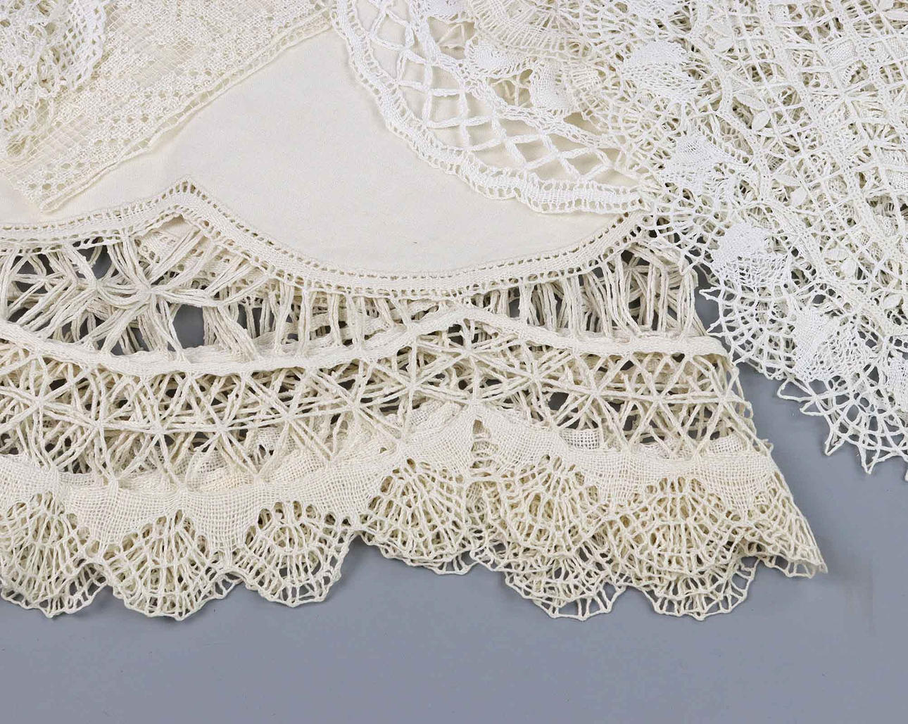 KLÖPPELSPITZEN DECKE UND DECKCHEN.