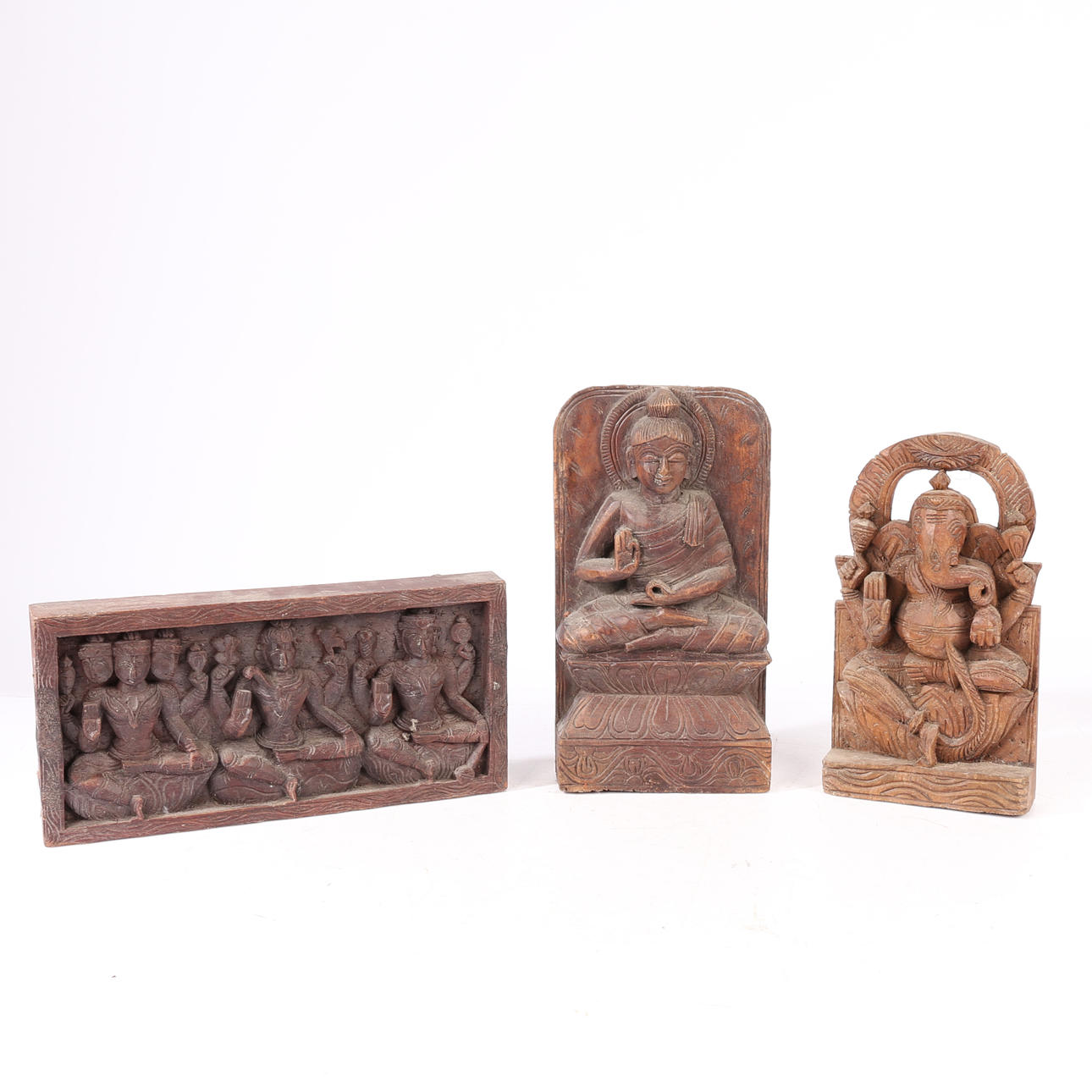 TRES PANELES DE ÁRBOLES TALLADOS INDIOS.