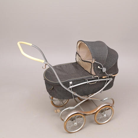 BARNVAGN med sufflett, 1959, svart.