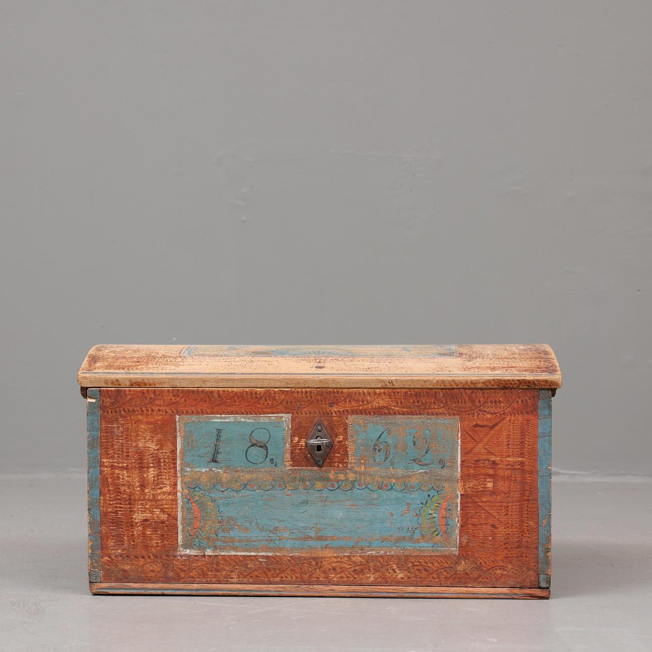 LITEN KISTA, originalmålad, daterad 1862.