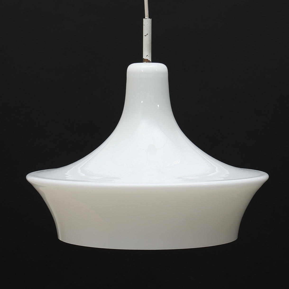 Eine gläserne Deckenlampe, 1970/80er Jahre.