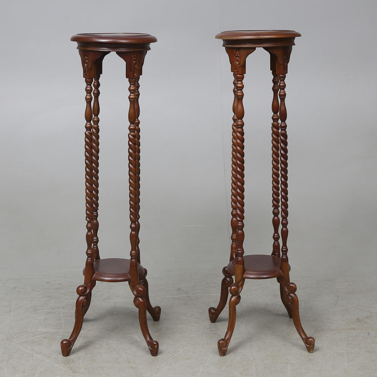 PEDISTALER, ett par, 1900-tal.