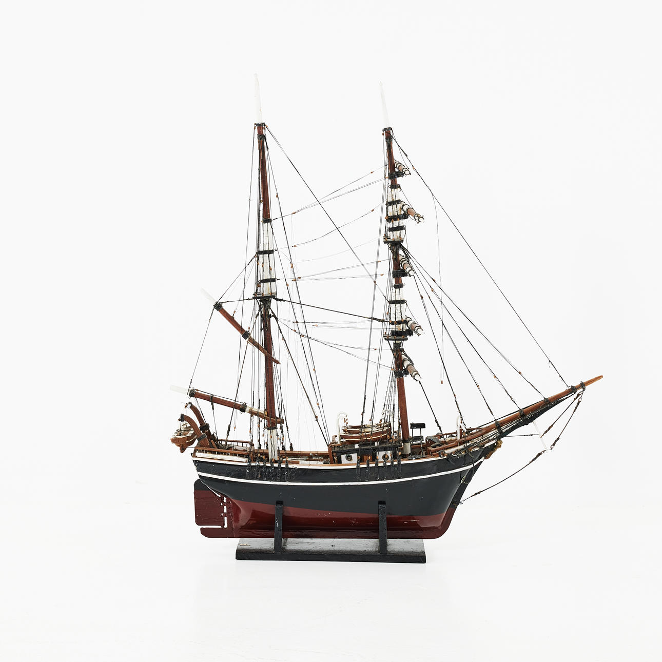 SKIBSMODEL, 20. århundrede, tomastet sejlskib, malet træ.