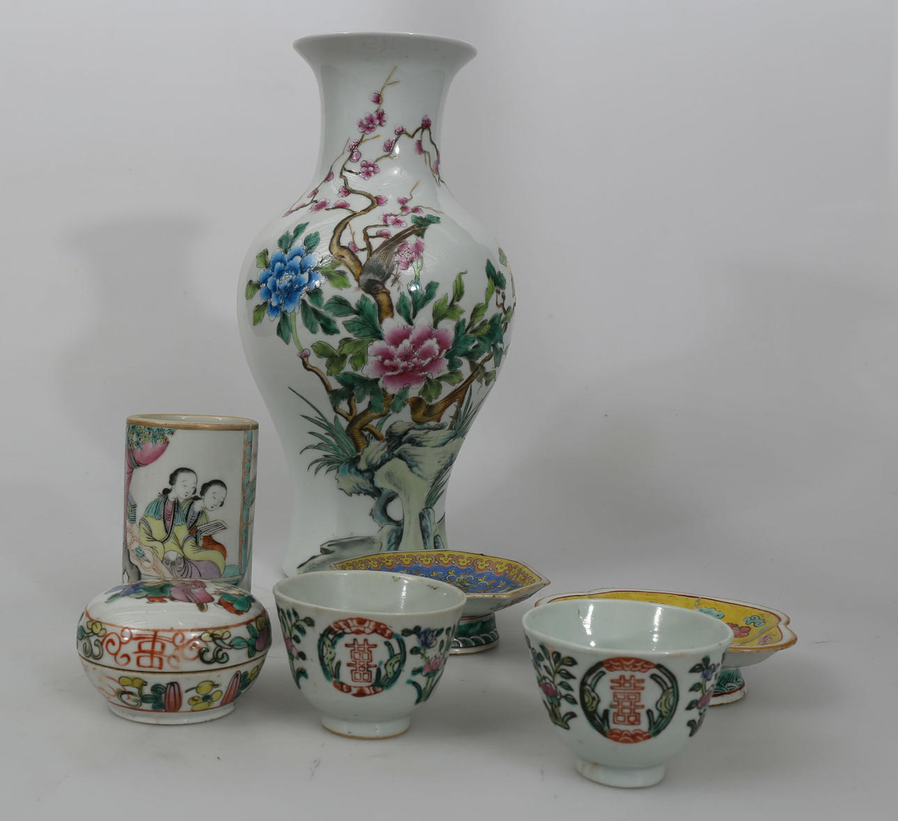 PRYDNADSFÖREMÅL, porslin, 7 delar, Kina, 1800-1900-tal.