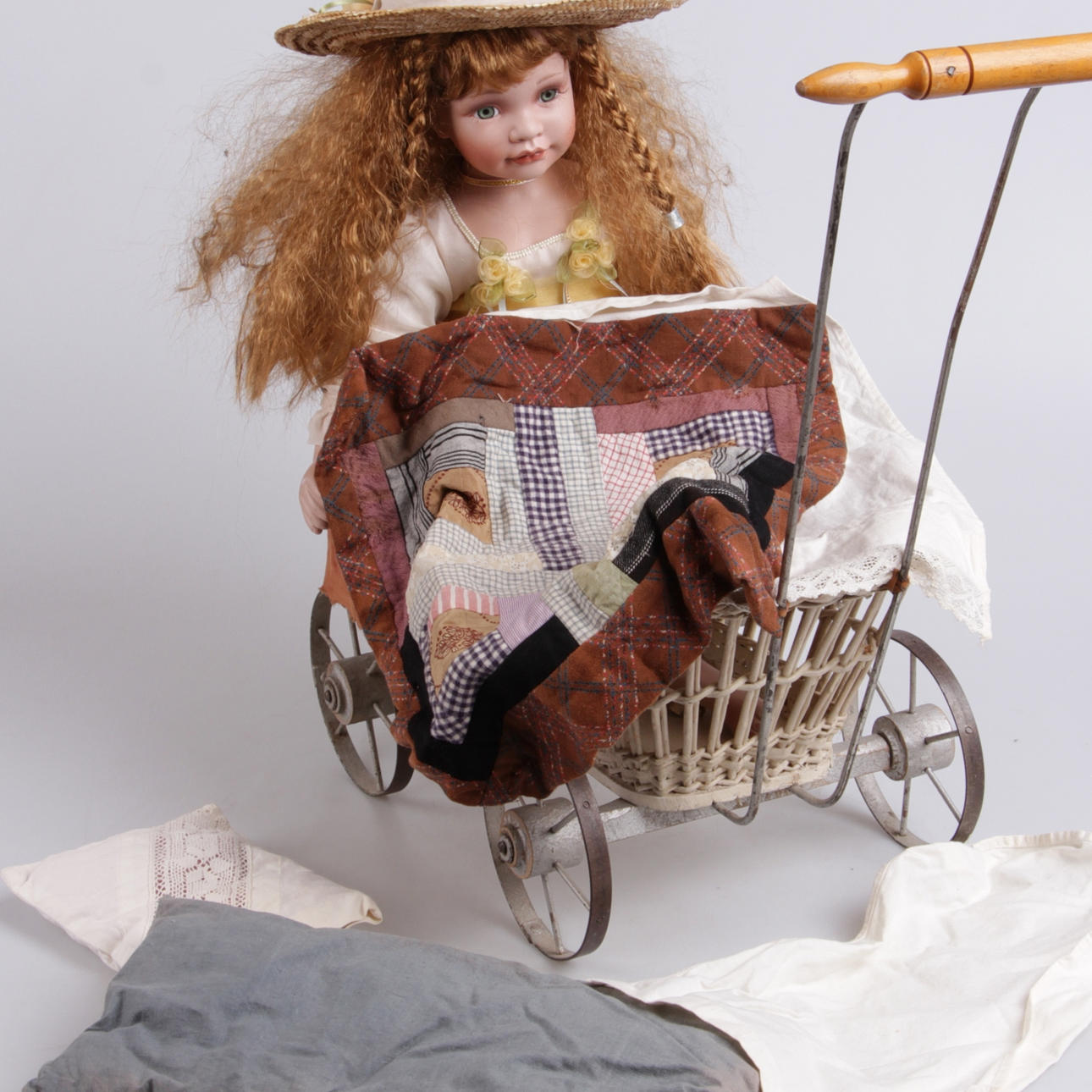 DOCKA, med dockvagn och tillbehör, 1900-tal.