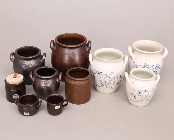 KRUKOR, 10 st(7+3), bruna och blåvita, Höganäs/Göteborg/Rörstrand.