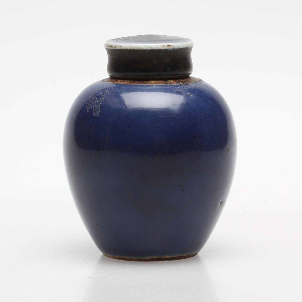 KRUKA OCH LOCK Porslin, dekor i underglasyrblått. Kina, Qing dynastin 1700-tal.