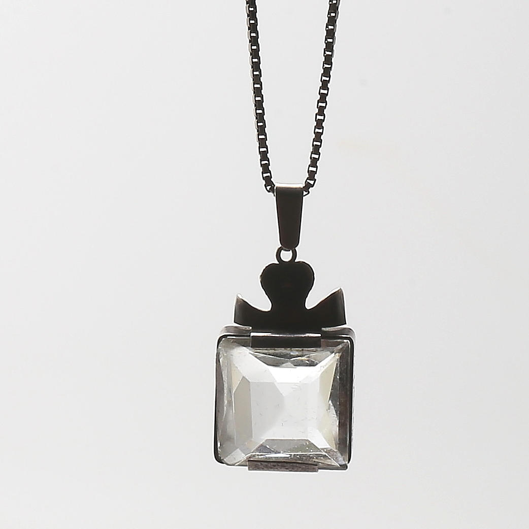 HALSBAND i silver med hänge i kristall, Totalvikt 16,6 gram.